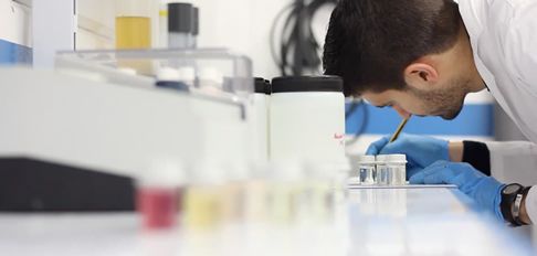 Prima di effettuare l'investimento, si consiglia di eseguire un test dell'acqua nel nostro laboratorio di prova. Possiamo calcolare le dosi di ozono e i tempi di contatto necessari, e quindi studiare la fattibilità del trattamento.